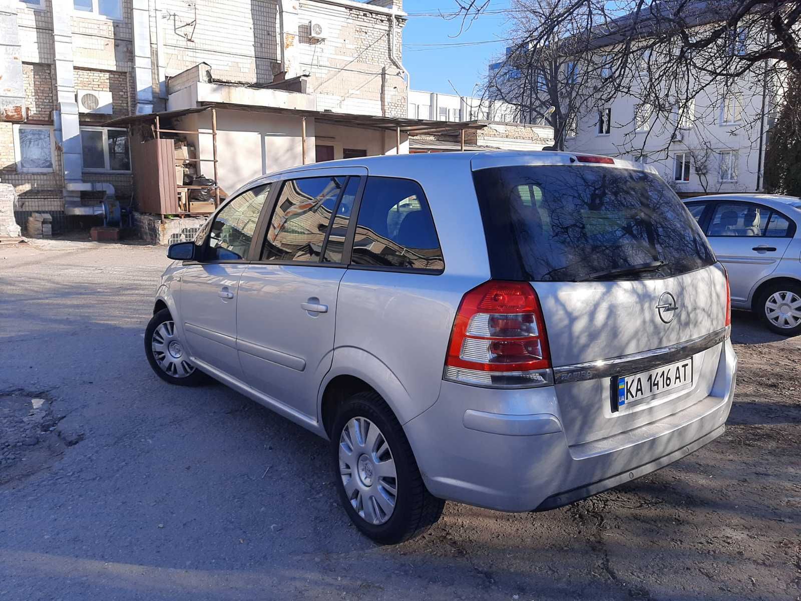 Сімейний мінівен на автоматі Opel Zafira  В