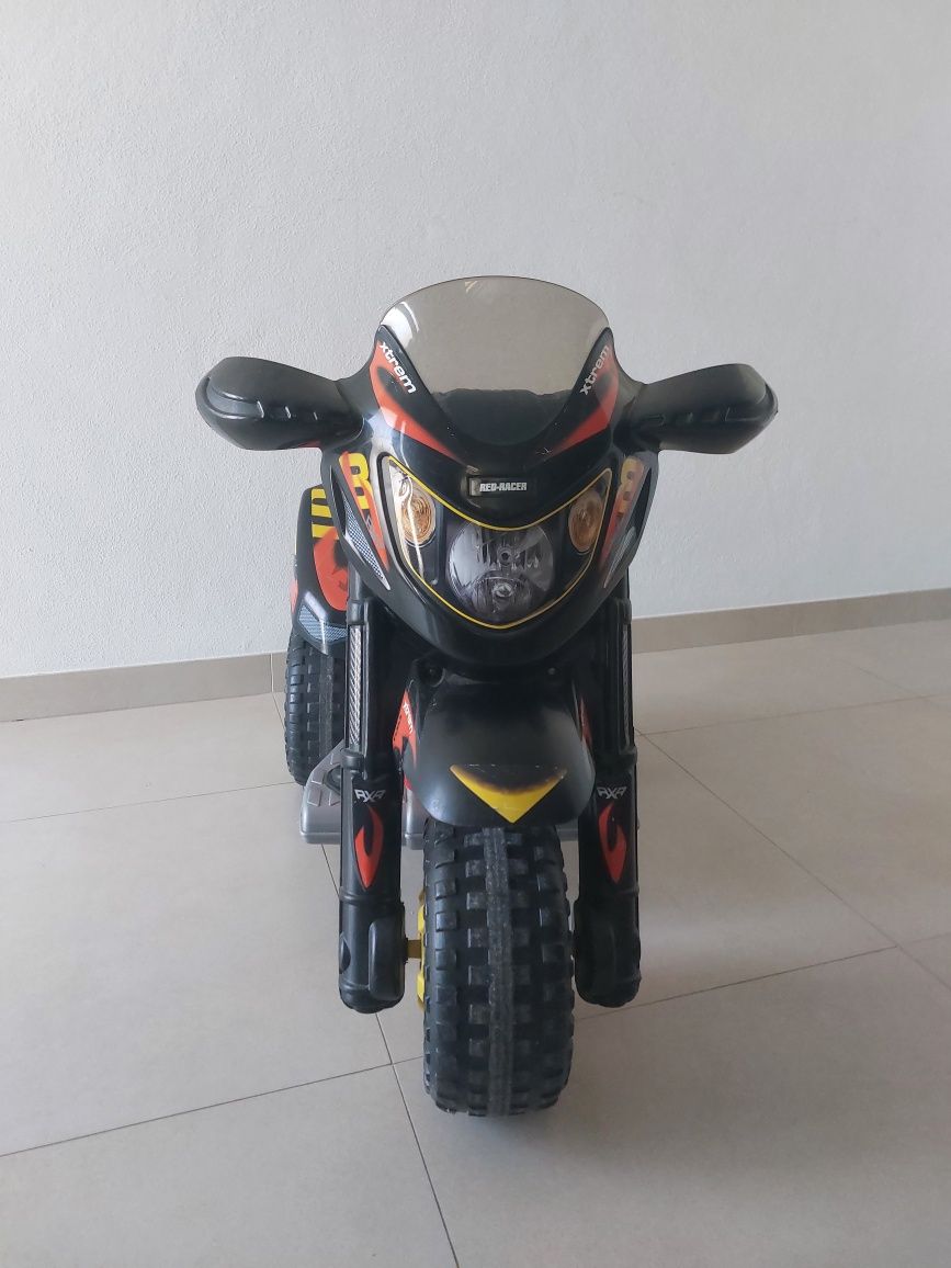 Moto eléctrica criança