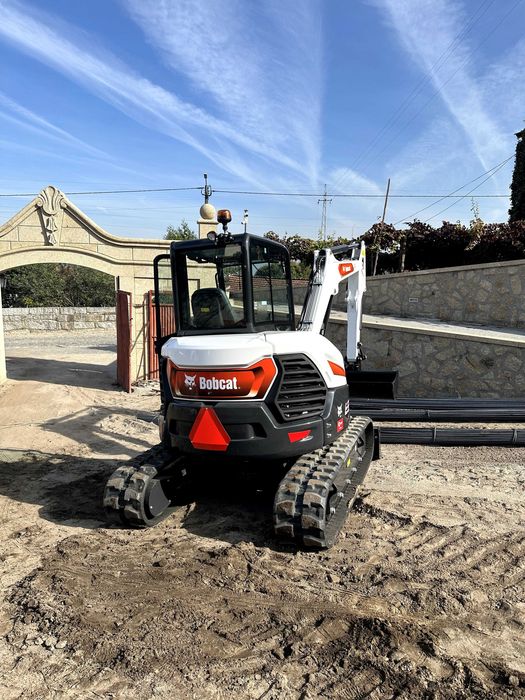 Mini-Giratória 5.7 ton BOBCAT E55Z com Operador