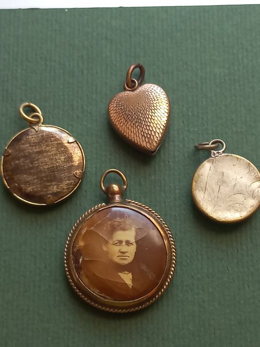 Zestaw starej biżuterii- wisiorki (zawieszki) - zdjęcia