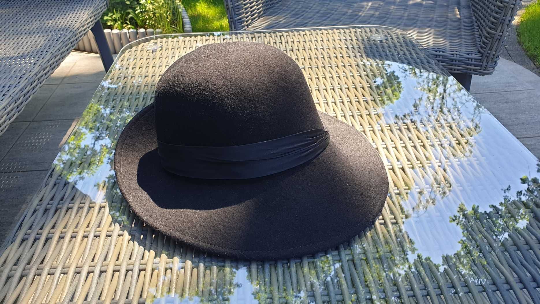 Czarny kapelusz damski