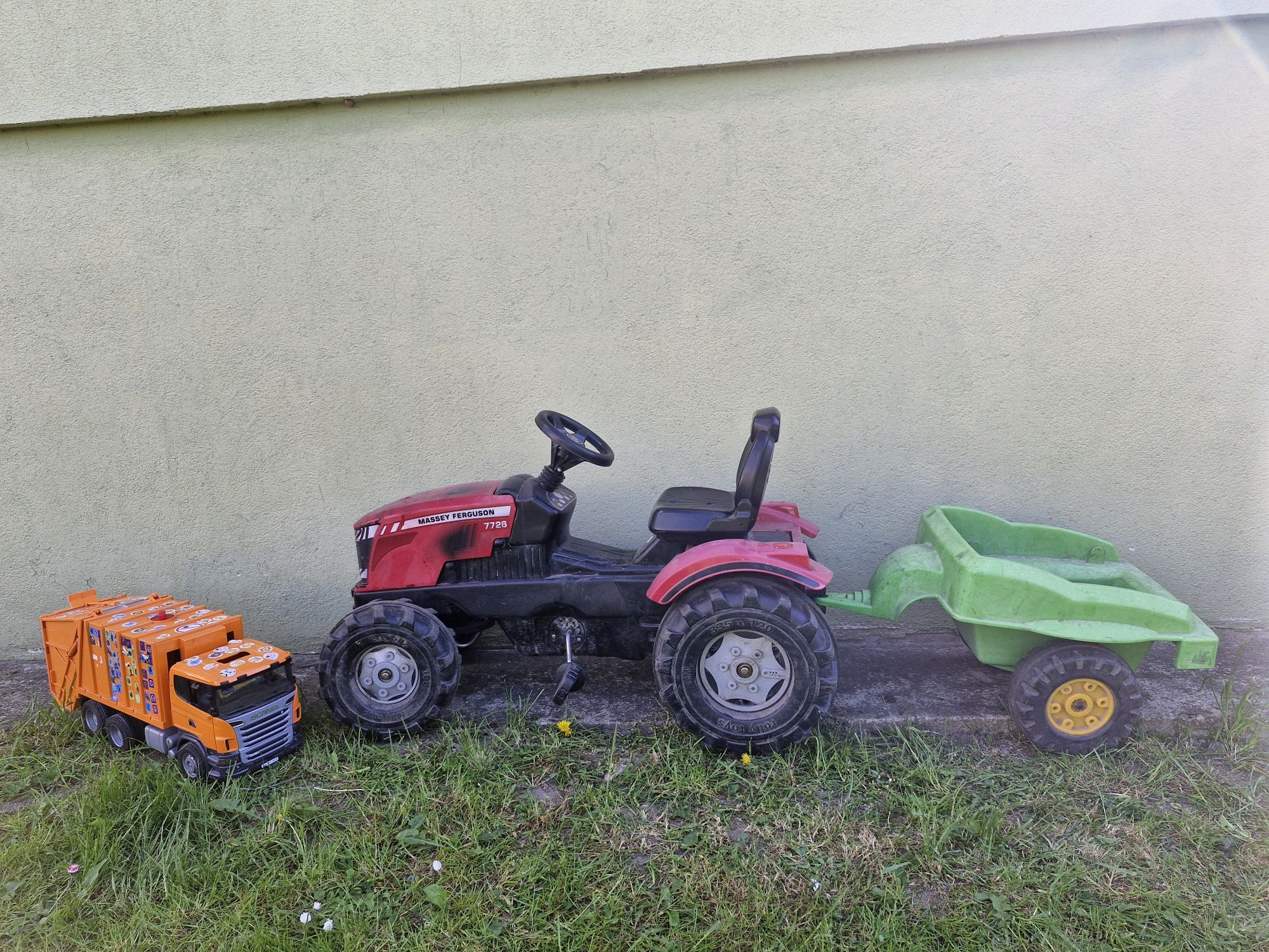 Traktor Ferguson dla dzieci z pedałami, gratis śmieciarka Bruder