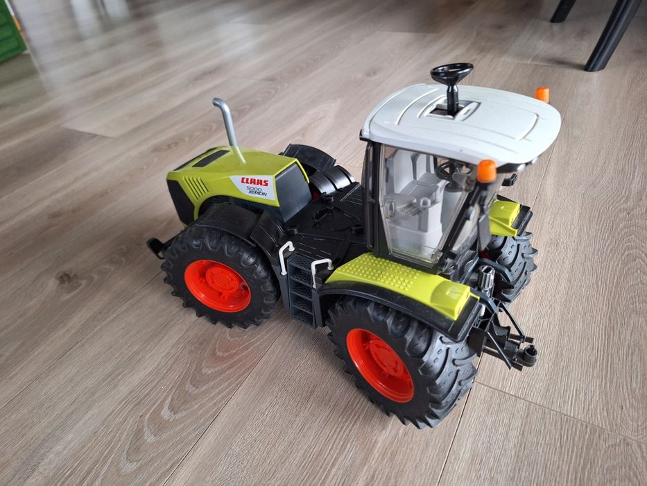 Traktor Claas 5000 Xerion BRUDER