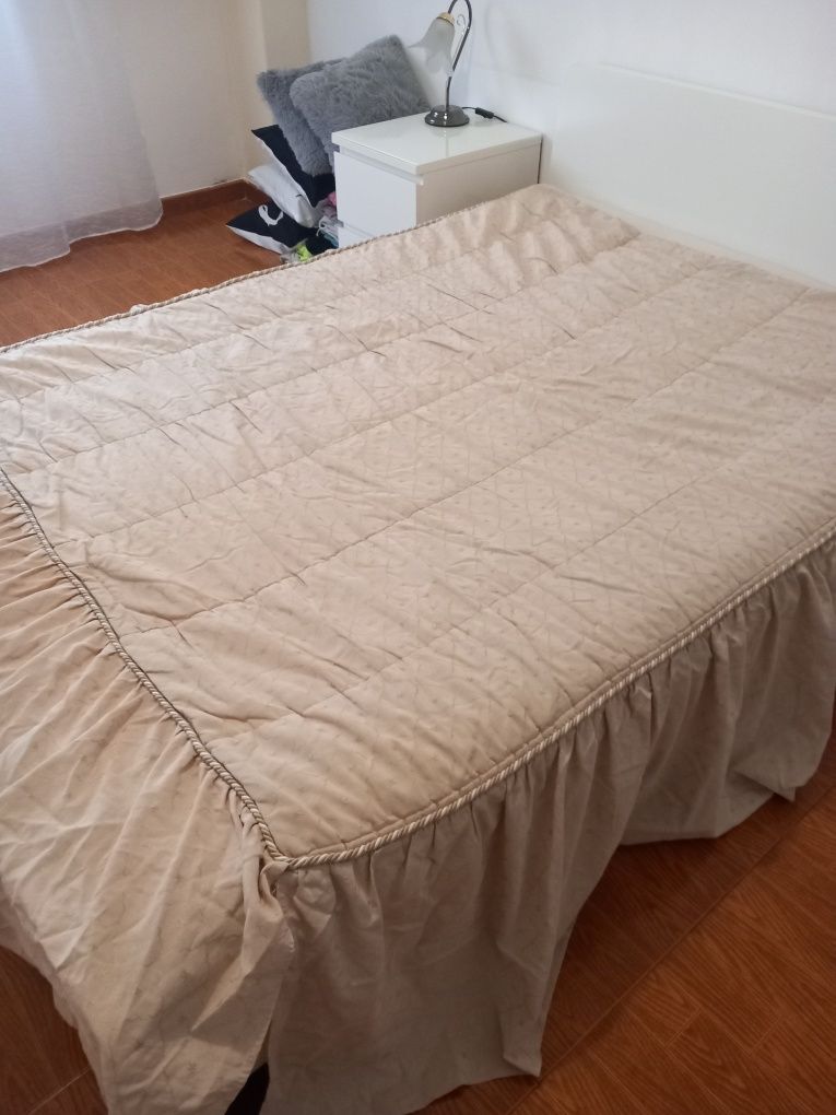 Conjunto quarto cortinados, colcha e almofadas