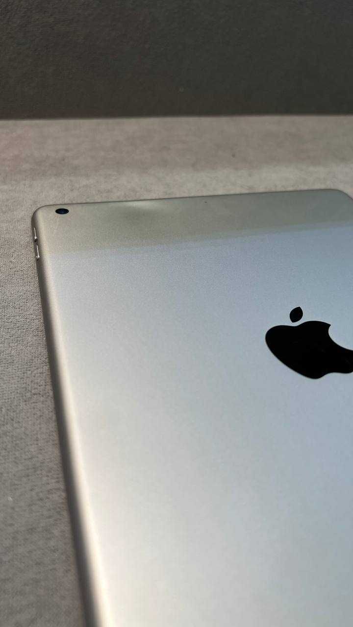 Айпад iPad 2018, 32 ГБ Wi-Fi Silver в гарному стані гарантія 6 місяців