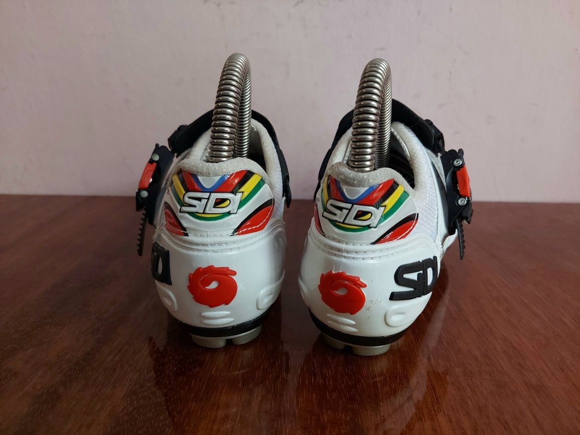 Велотуфлі фірми sidi s-pro simano оригінал 

Розмір по бірці: 39

Замі