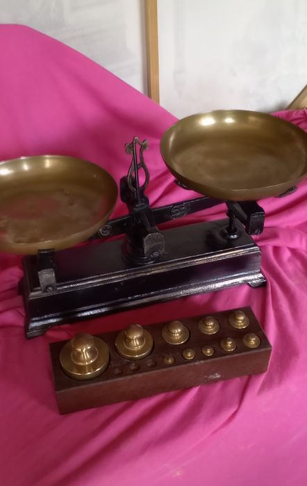 Balança antiga com os pesos