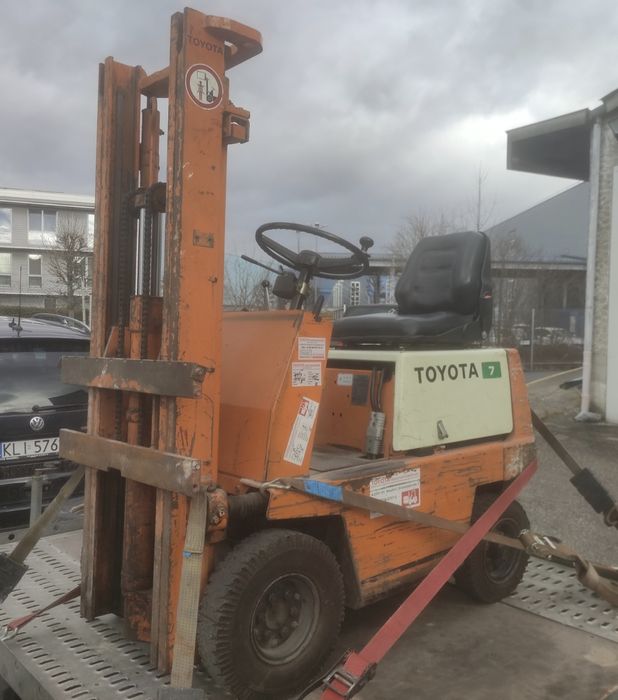 Wózek widłowy Toyota elektryczny elektryk