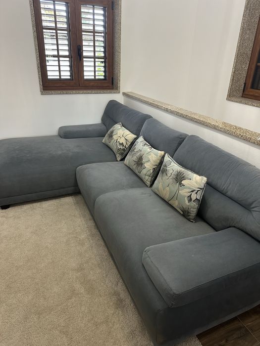 Sofá cinza em veludo com chaise longue – confortável e em bom estado