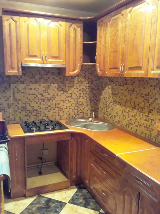 Кухня, кутовий диван, витяжка, газова плита, духова шафа