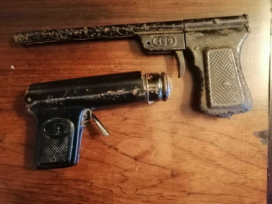Brinquedos - duas pistolas em lata antigas