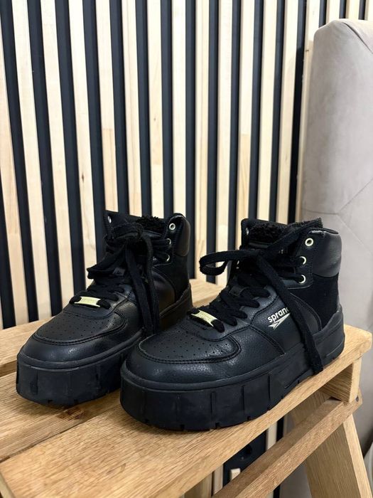 Продам зимові кросівки