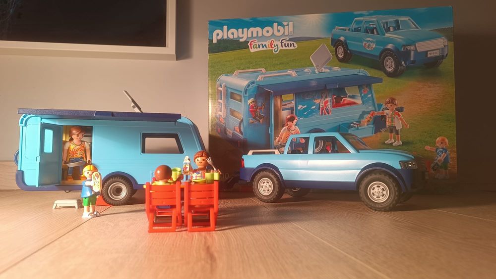 Playmobil Family Fun 9502 Pick-up z przyczepą kempingową.