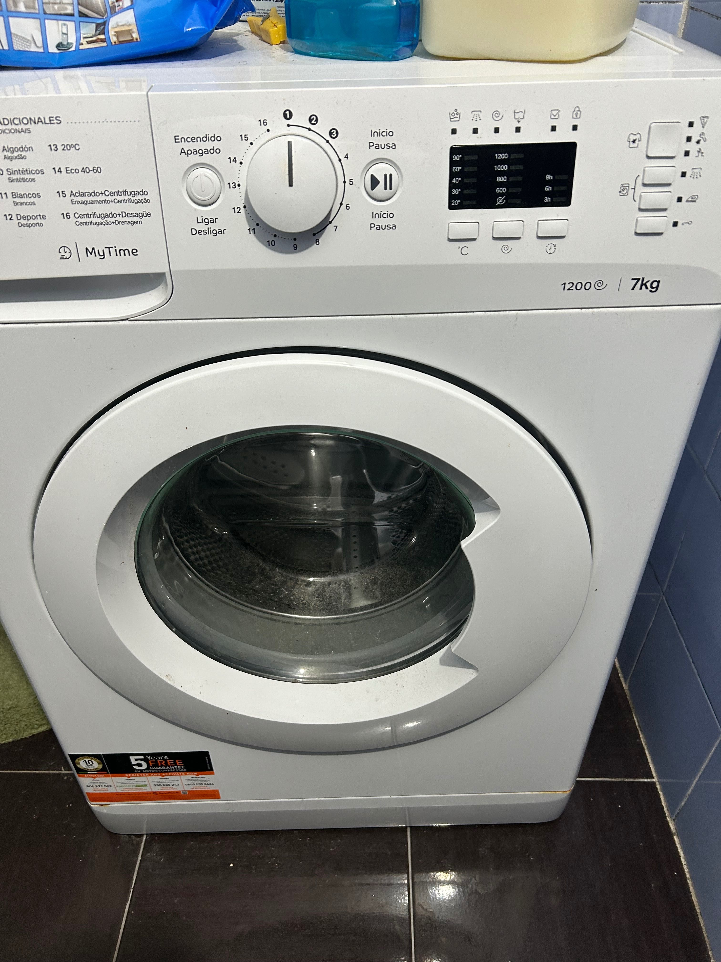 Máquina de lavar roupa c 1 ano Indesit
