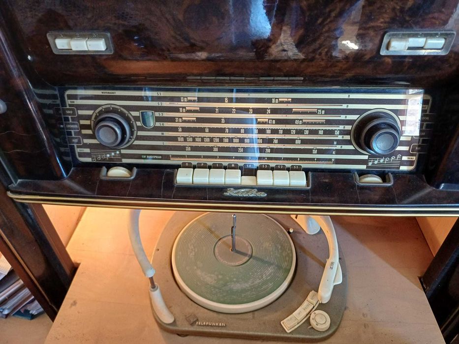 Móvel Kuba Tonmöbel Rádio, gira discos, gravador e leitor de bobines.