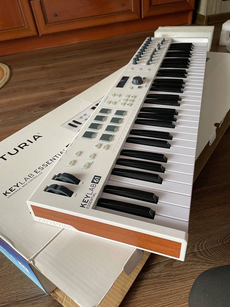 MIDI - клавіатура Arturia KeyLab Essential 61 (White)