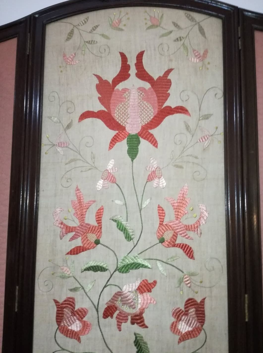 Biombo com bordado castelo branco