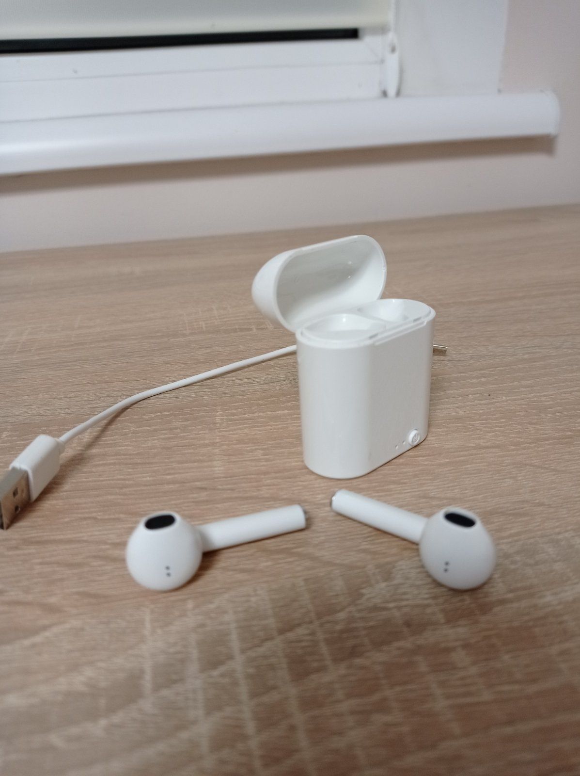 Безпровідні Bluetooth навушники AirPods .