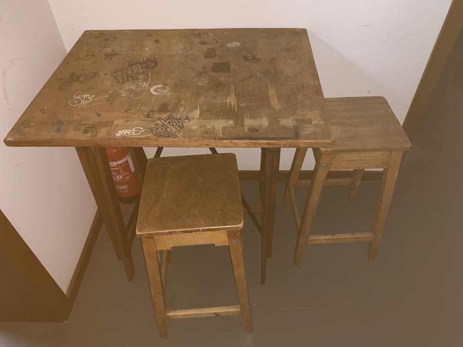 Mesa de trabalho e banco em madeira