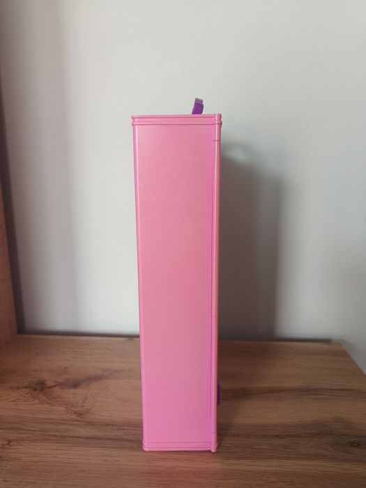 Szafa na ubrania dla lalek barbie
