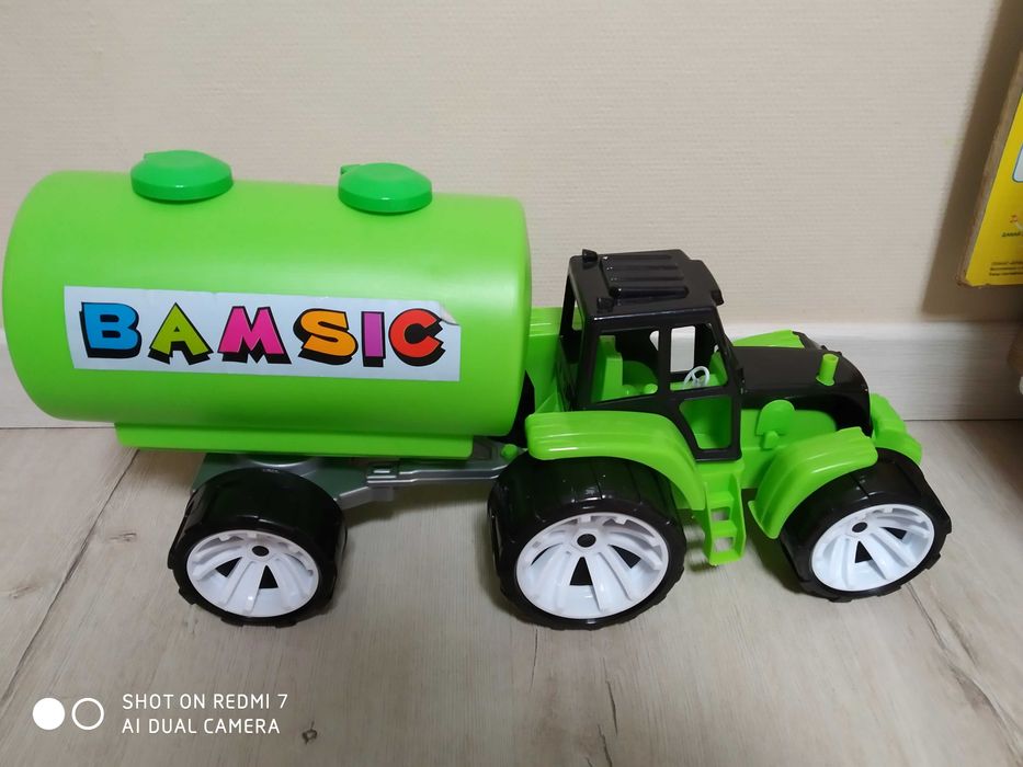 Іграшковий трактор