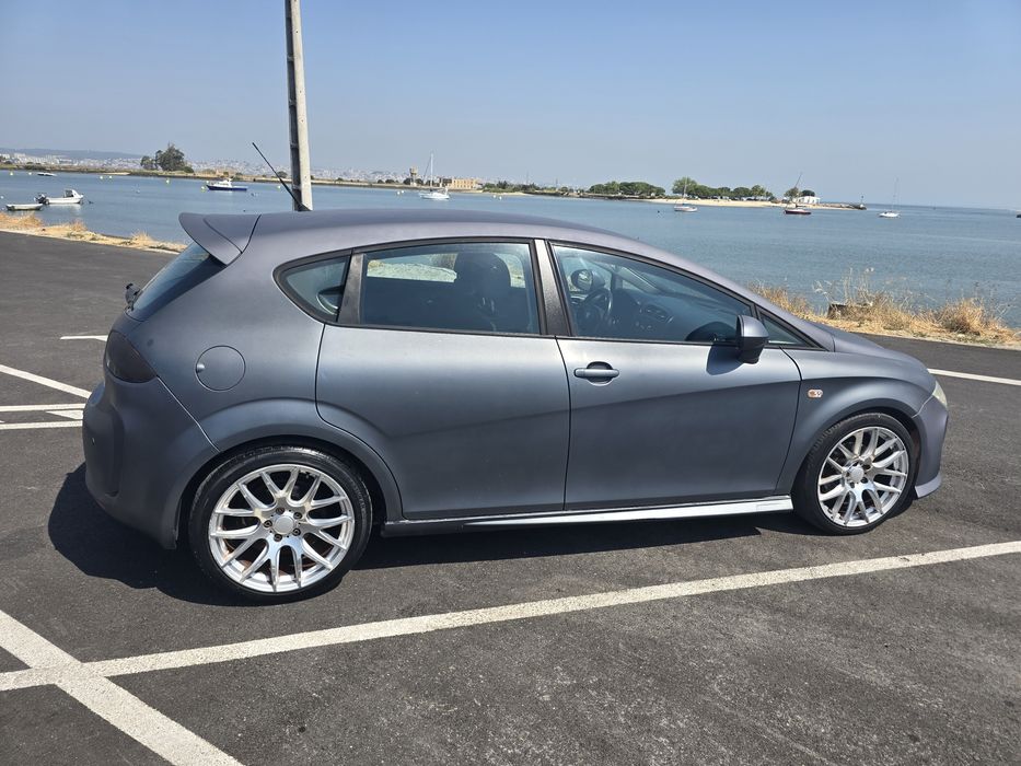 Seat Leon cinzento