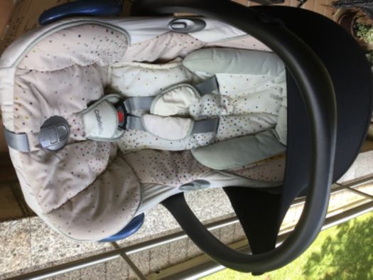 Carro passeio e ovo Maxi Cosi com capa de chuva