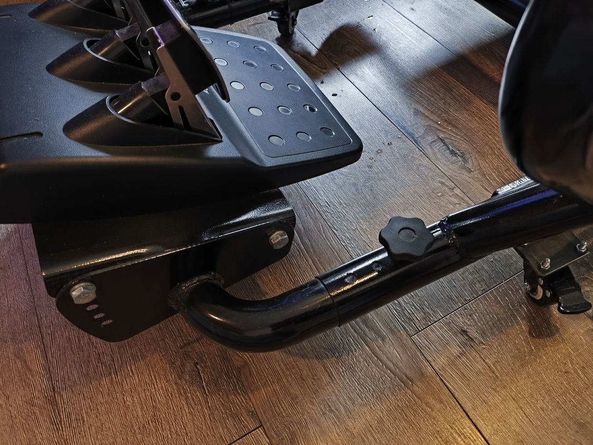 Symulator, stelaż z fotelem do simracingu. SIMrig