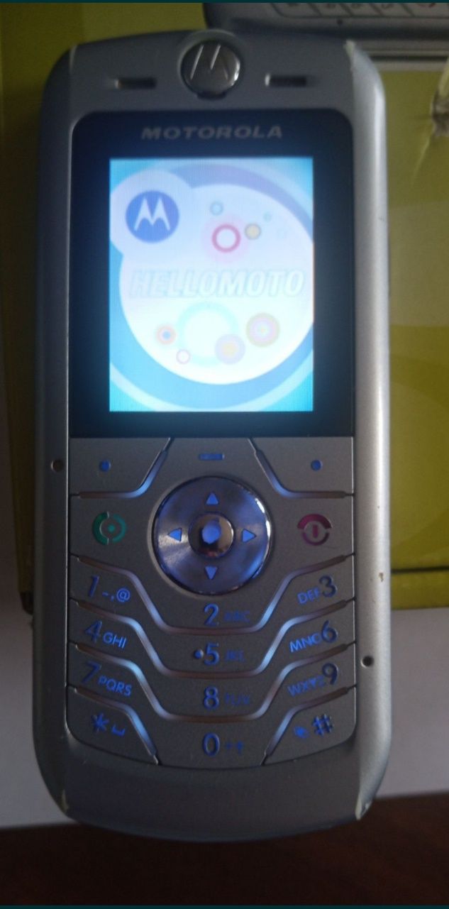 Motorola L 6 z orginalną ładowarką i pudełkiem.