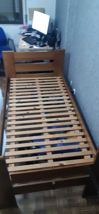 Cama individual em madeira maciça com estrado incluído