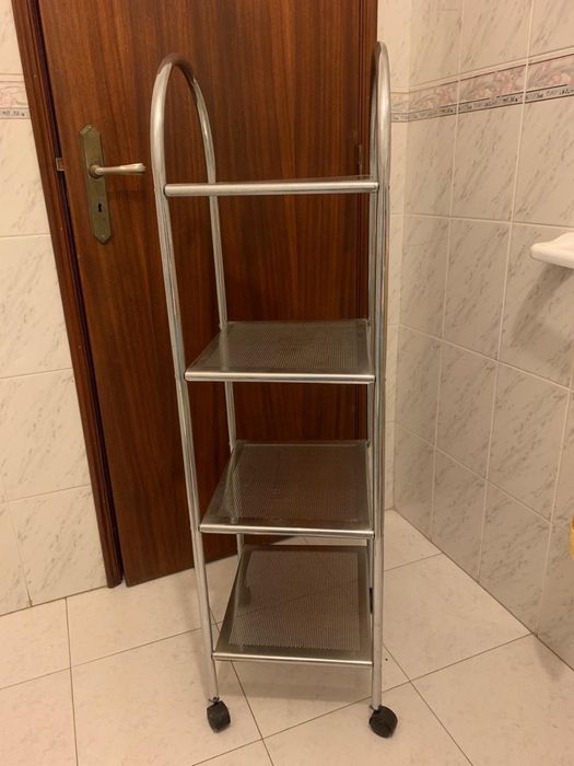 Estante metálica com rodas