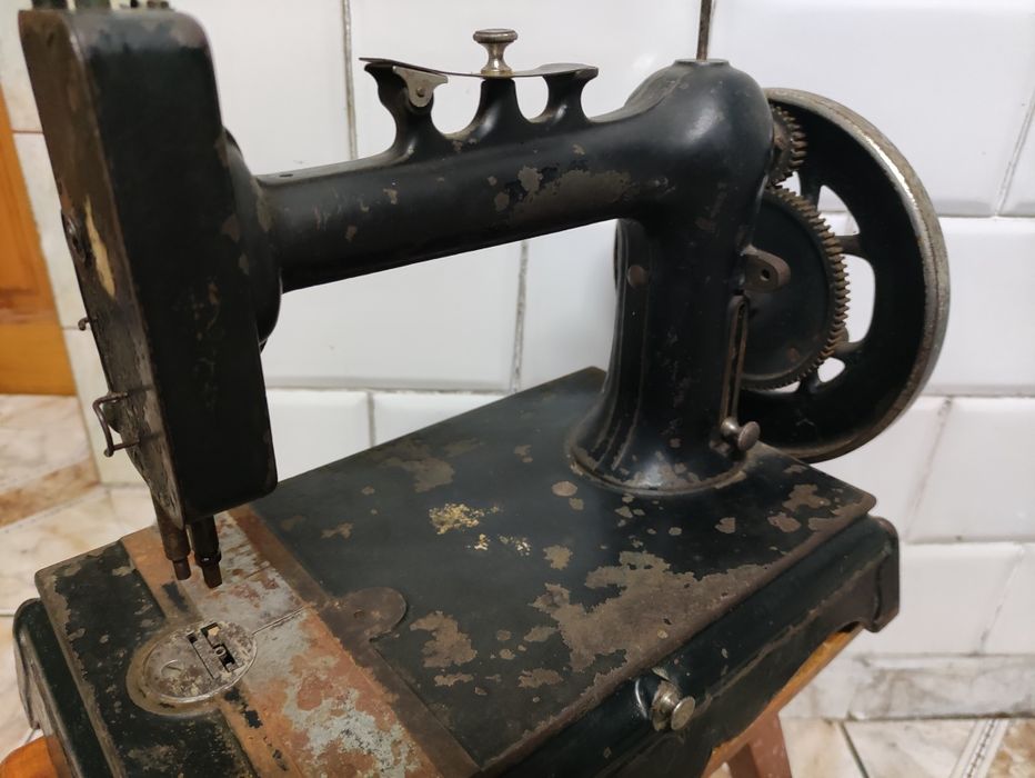 Antyczna maszyna do szycia na korbkę