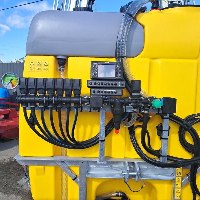 Opryskiwacz zawieszany hydrauliczny polowy Moccia 1000L 16m Włochy