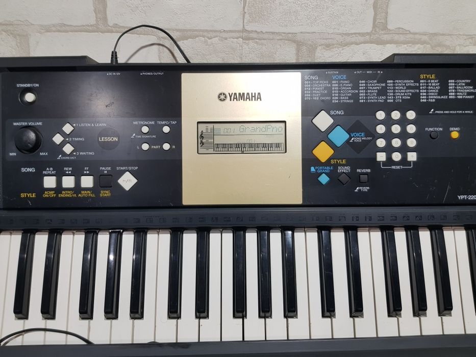 Синтезатор YAMAHA YPT-220/PSR 70 на 61 динамічну клавішу, б/у