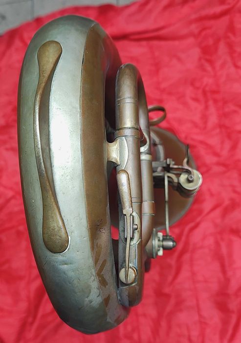 Tuba basowa w stroju F