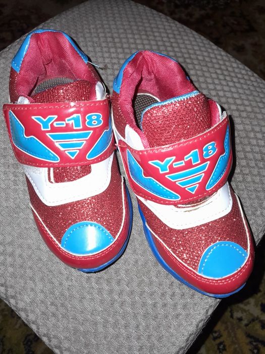 Продам нові кросівки,27 розмір!