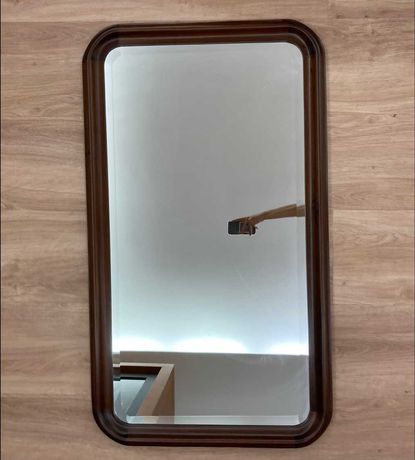 Espelho com moldura em madeira, 62x109 cm.