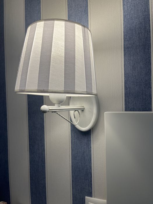 Kinkiety białe , metalowy stelaż