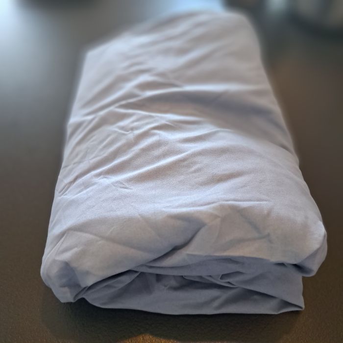 Niebieskie prześcieradło na gumkę 200x220