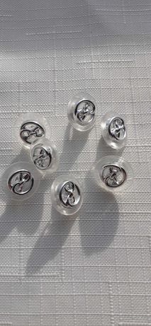 guziki komplet 8 sztuk przezroczyste ze srebrnym ornamentem 1,5 cm