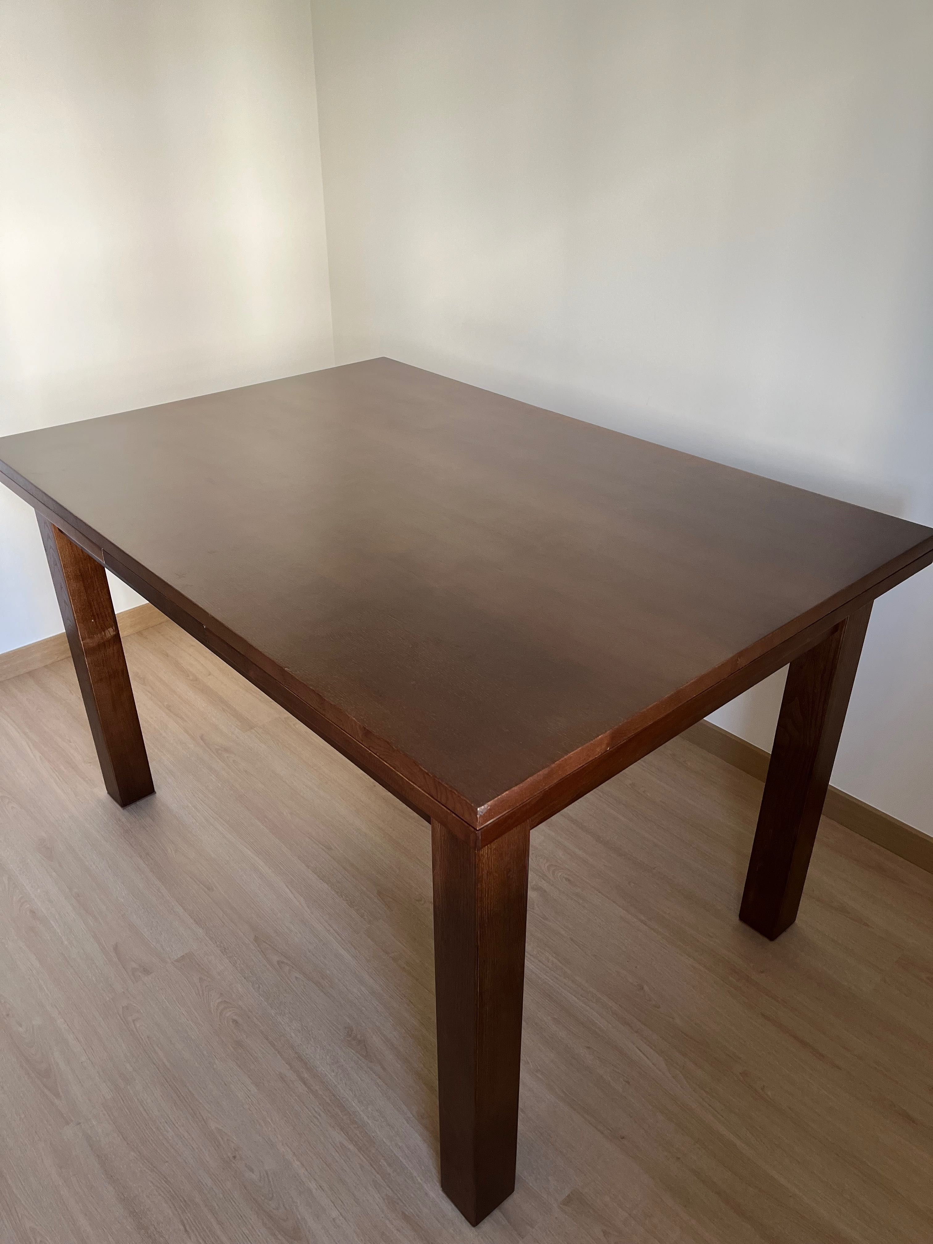 Mesa extensível madeira de Castanho– como nova | Pouca utilização.