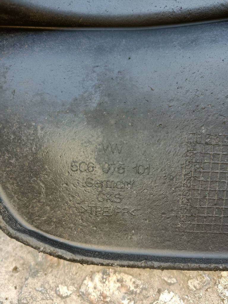 Продам оригинальный левый задний брызговик , Volkswagen jetta .