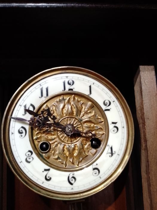 Старинные настенные часы с боем.