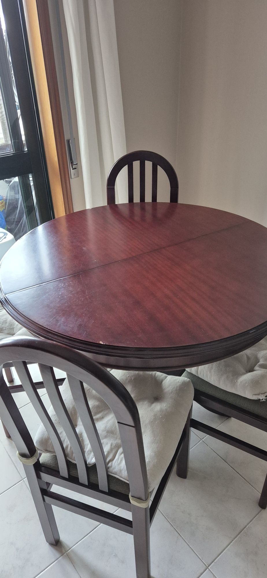 Conjunto mesa e cadeiras