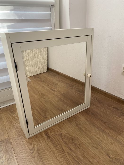 Szafka łazienkowa z lustrem