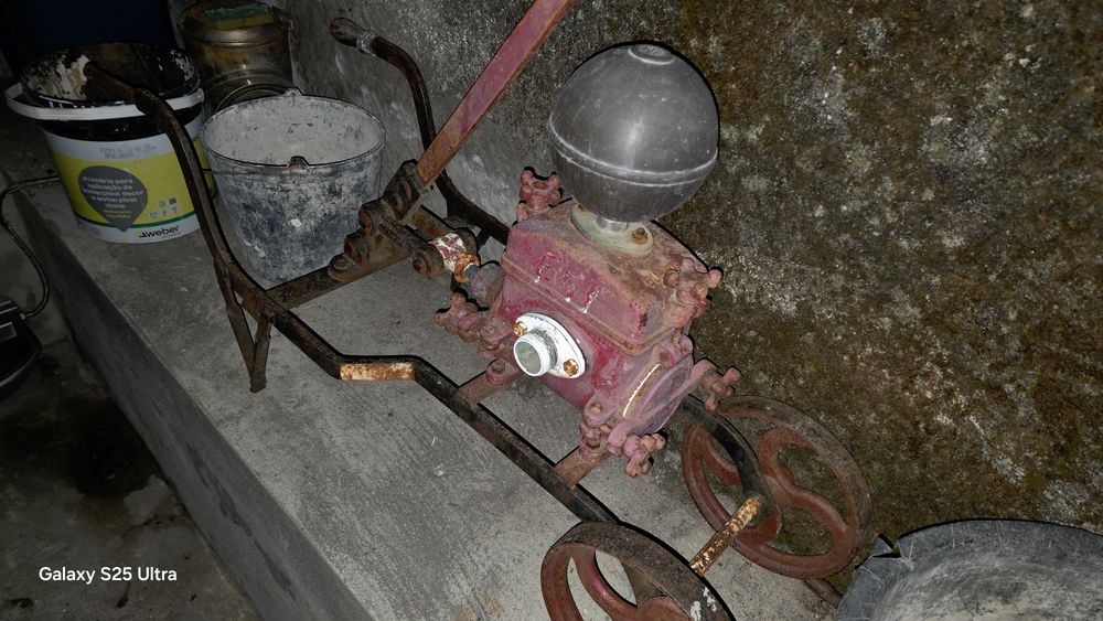 Bomba antiga de tirar agua para jardim