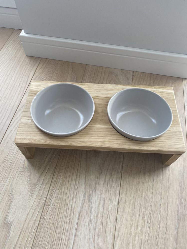 Stojak drewniany na miski ceramiczne dla psa .  2x0,5