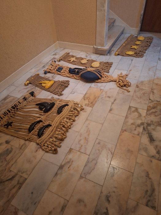 Varios paneis de parede com alusao a peixes barcos e uma anfora