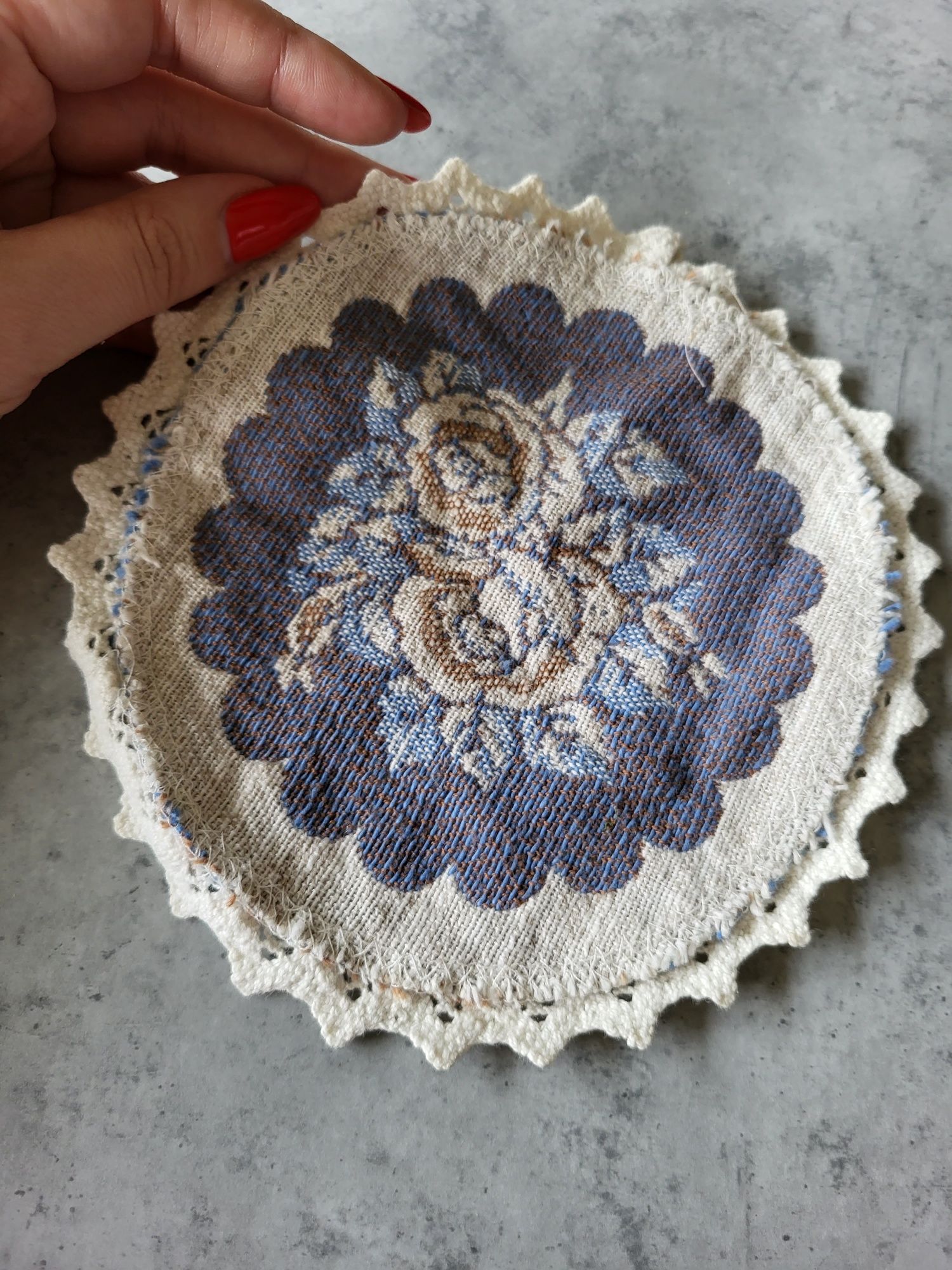 Serwetka handmade lata 80te  średnica 9cm
Ręczny haft