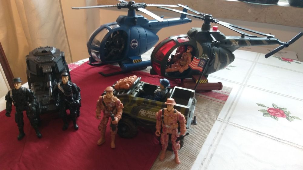 Helicópteros carros e bonecos